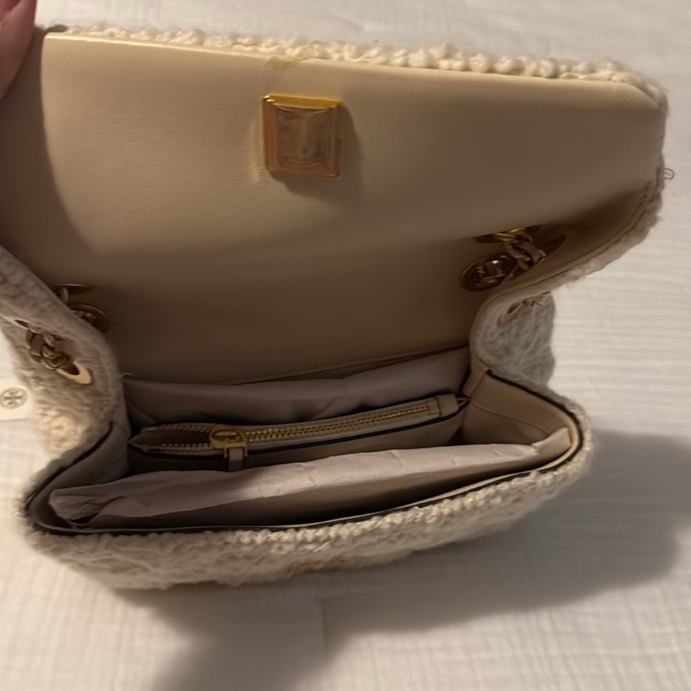 Tory Burch Cream Shoulder Bag with Gold Chain - Picture 4 of 7